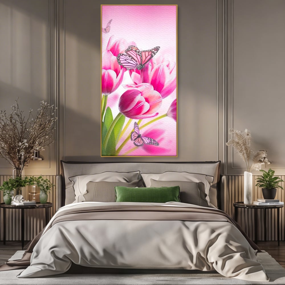 Tablou canvas cu tablou canvas cu lalele roz si fluturi, in rama de aluminiu auriu, pe perete intr-un dormitor